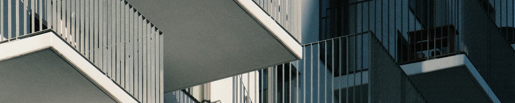 Balkone eines österreichischen Wohngebäudes