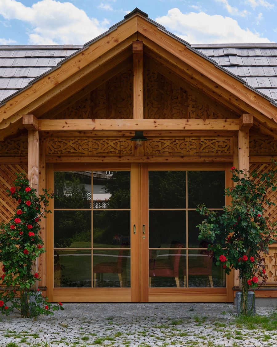 Österreichisches Holzhaus mit gepflegtem Garten als Beispiel für einen konkreten Kaufwunsch